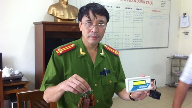 Trung tá Nguyễn Hữu Điển (Công an quận Hoàn Kiếm) giới thiệu máy phá khóa cửa cuốn.