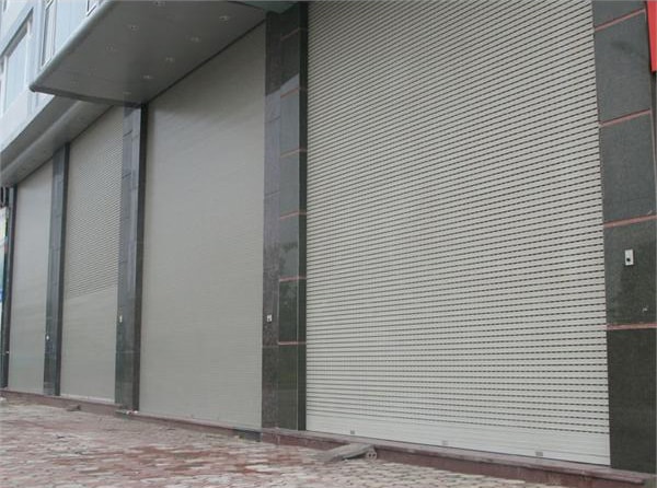 cửa cuốn tấm liền hoạt động siêu êm vì sao
