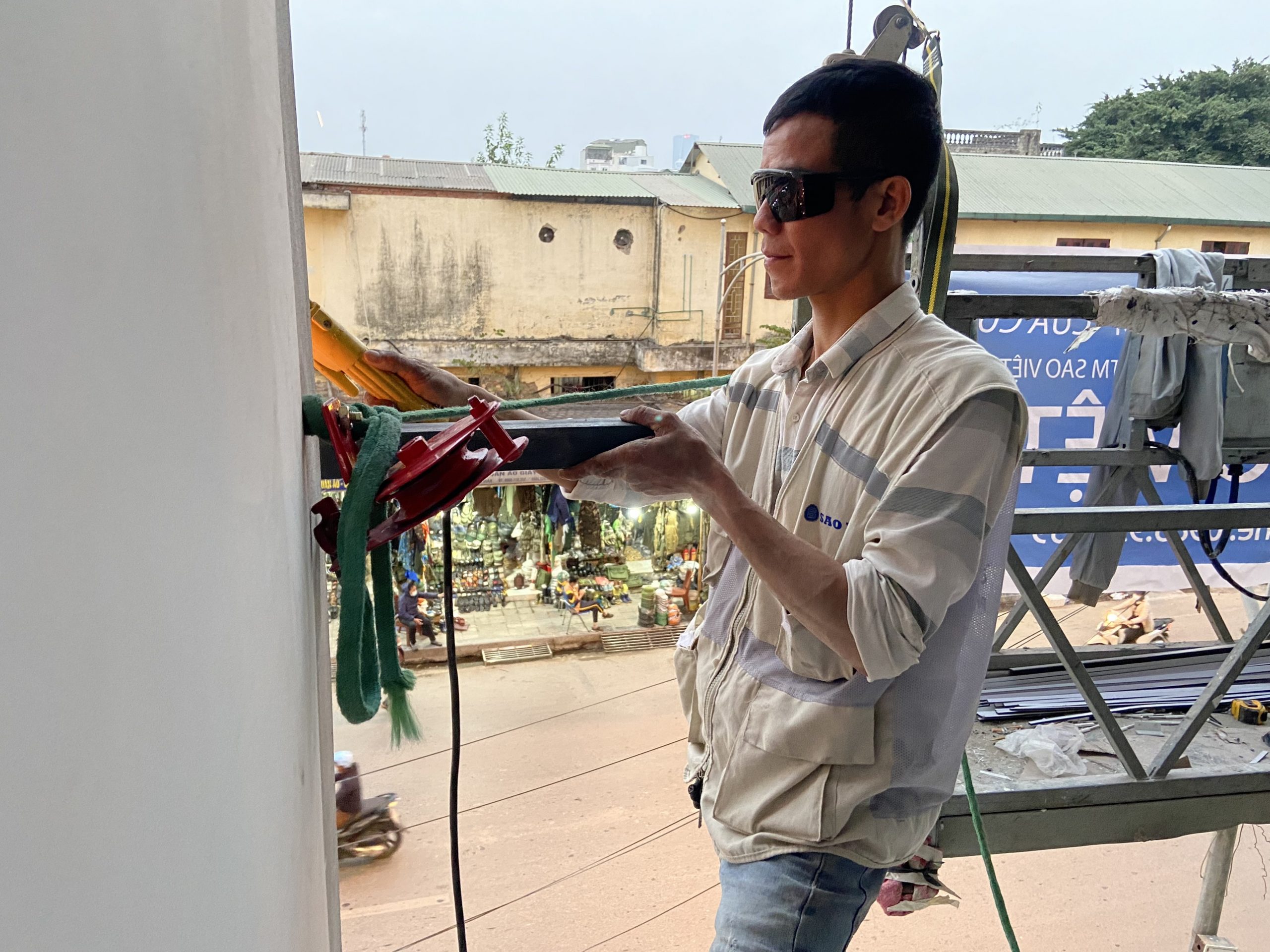 Thợ sửa chữa Sao Việt